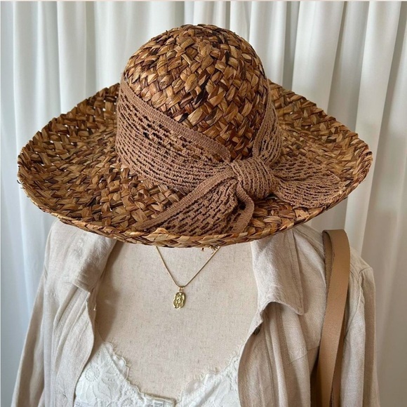 Liz Claiborne Tan and brown straw hat with a boho touch - Picture 4 of 8